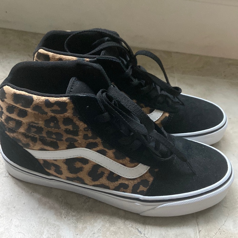 Vans Leopard High Top 8.5 New without tags ( Missing left insole)
